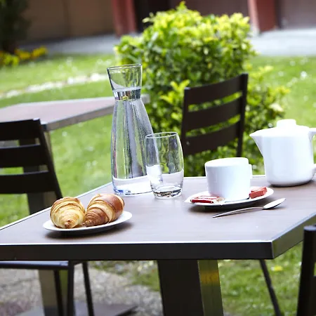 مطار كامبانايل لينغولزهايم فندق